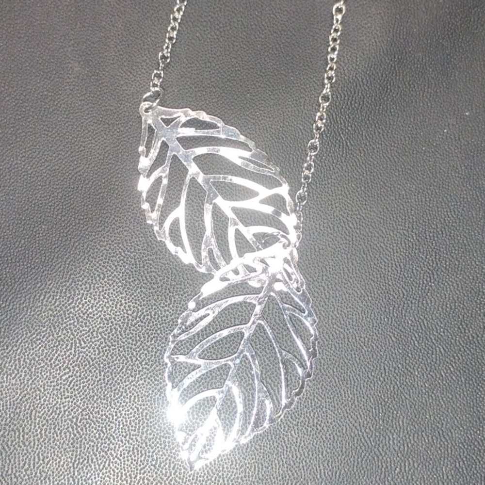 Elegant Silver Tone Leaf Pendant Necklace - Picture 2 of 4